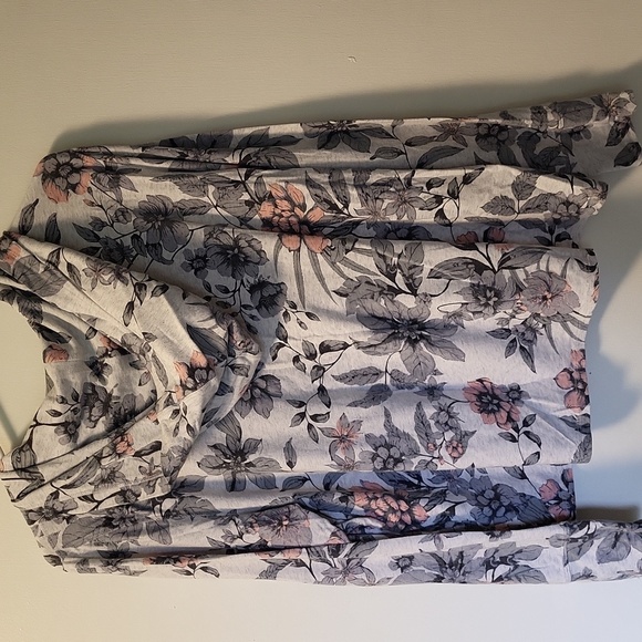 Calvin Klein  flowered light sweatshirt - Picture 3 of 6